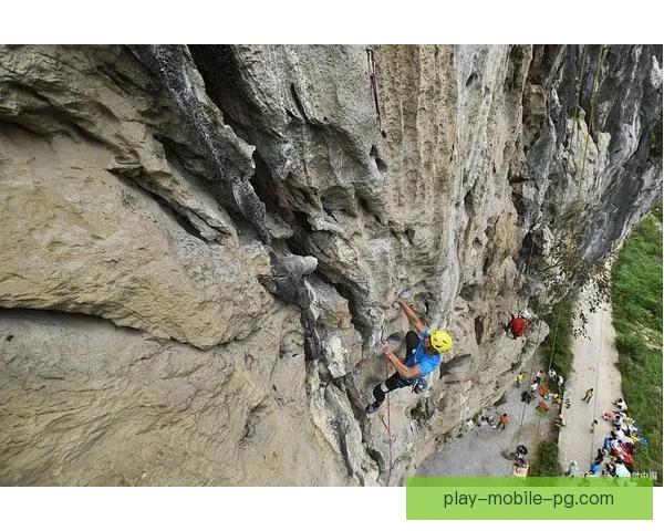 攀岩世界：探索挑战与极限，揭秘顶尖攀岩选手的秘密技巧