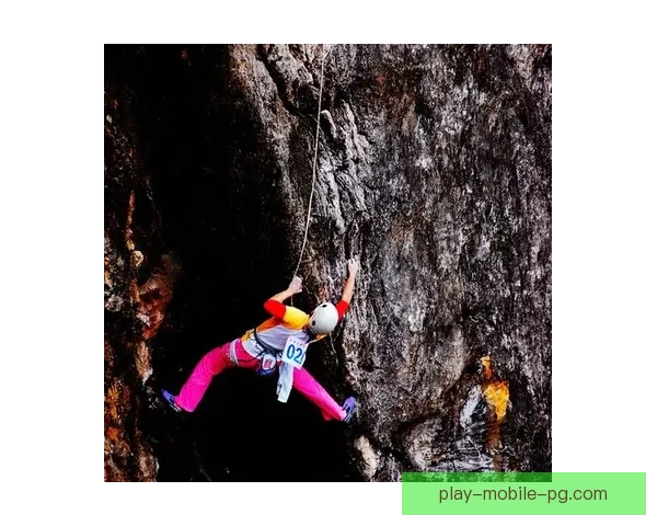 攀岩达人，征服高峰，曼妙身姿尽显，挑战极限，激情直播